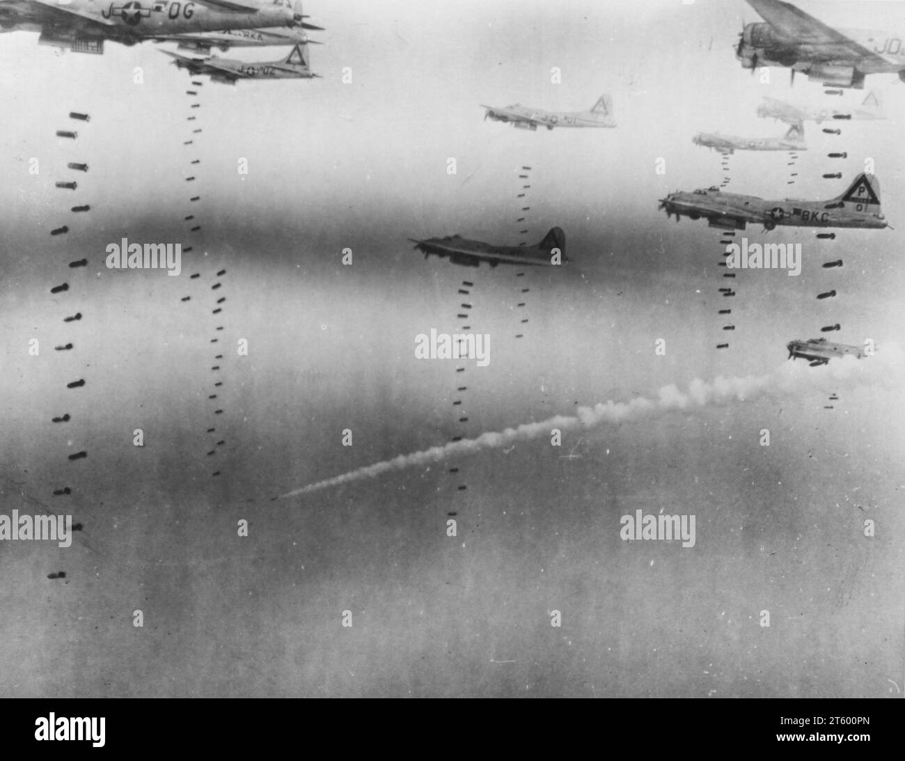 Bomben Regen auf der deutschen Fluchtroute -- konzentrierte sich auf die Explosion von drei Eisenbahnzentren im Gebiet von Dresden, Drosselpunkte für Deutsche, die südöstlich in die Berge fahren, Boeing B-17 Flying Forresses of US 8Th AF am 17. April 1945 sprengte das Ziel Stockfoto