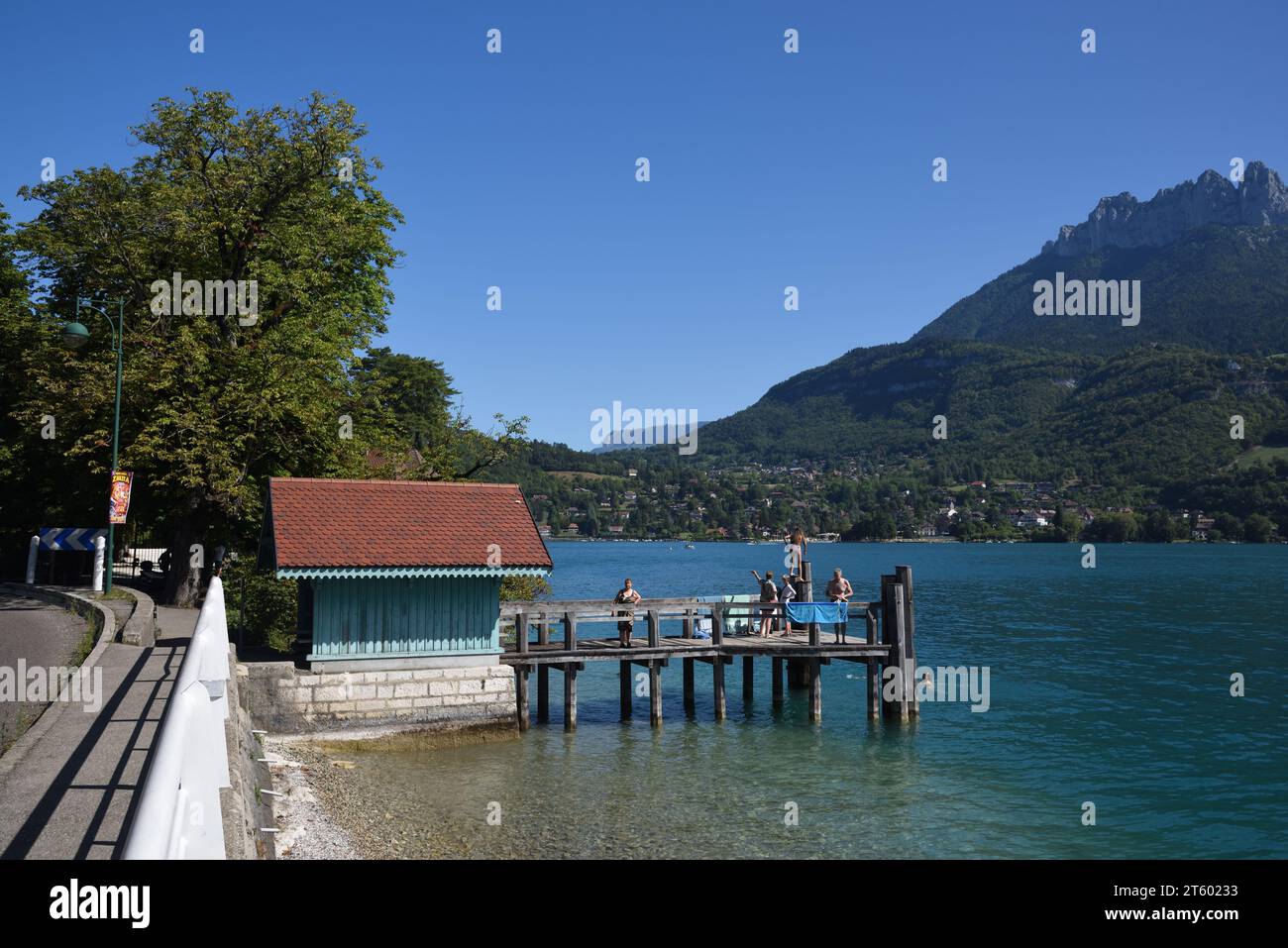 Holzbootsteg, Pier und Kiosk auf Holzpfählen, Säulen oder Pilotis in Duingt am Lac d'Annecy oder Annecy Lake Haute-Savoie Frankreich gebaut Stockfoto