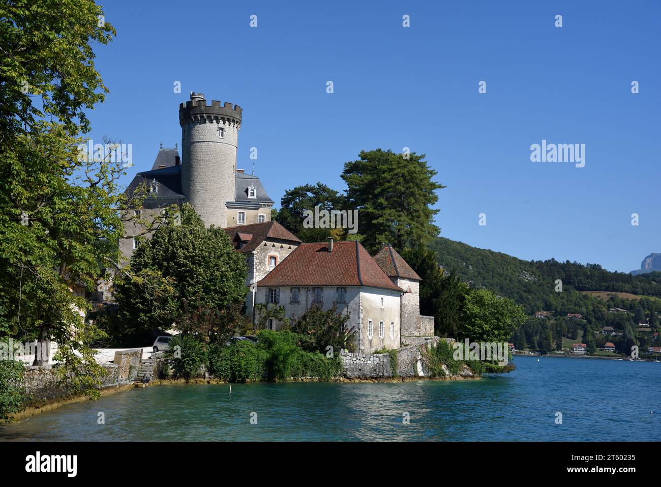 Uferpromenade Château de Duingt (um 11.), Château de Châteauvieux oder Château Ruphy auf seiner Halbinsel oder ehemaligen Insel am See Annecy Haute-Savoie Frankreich Stockfoto
