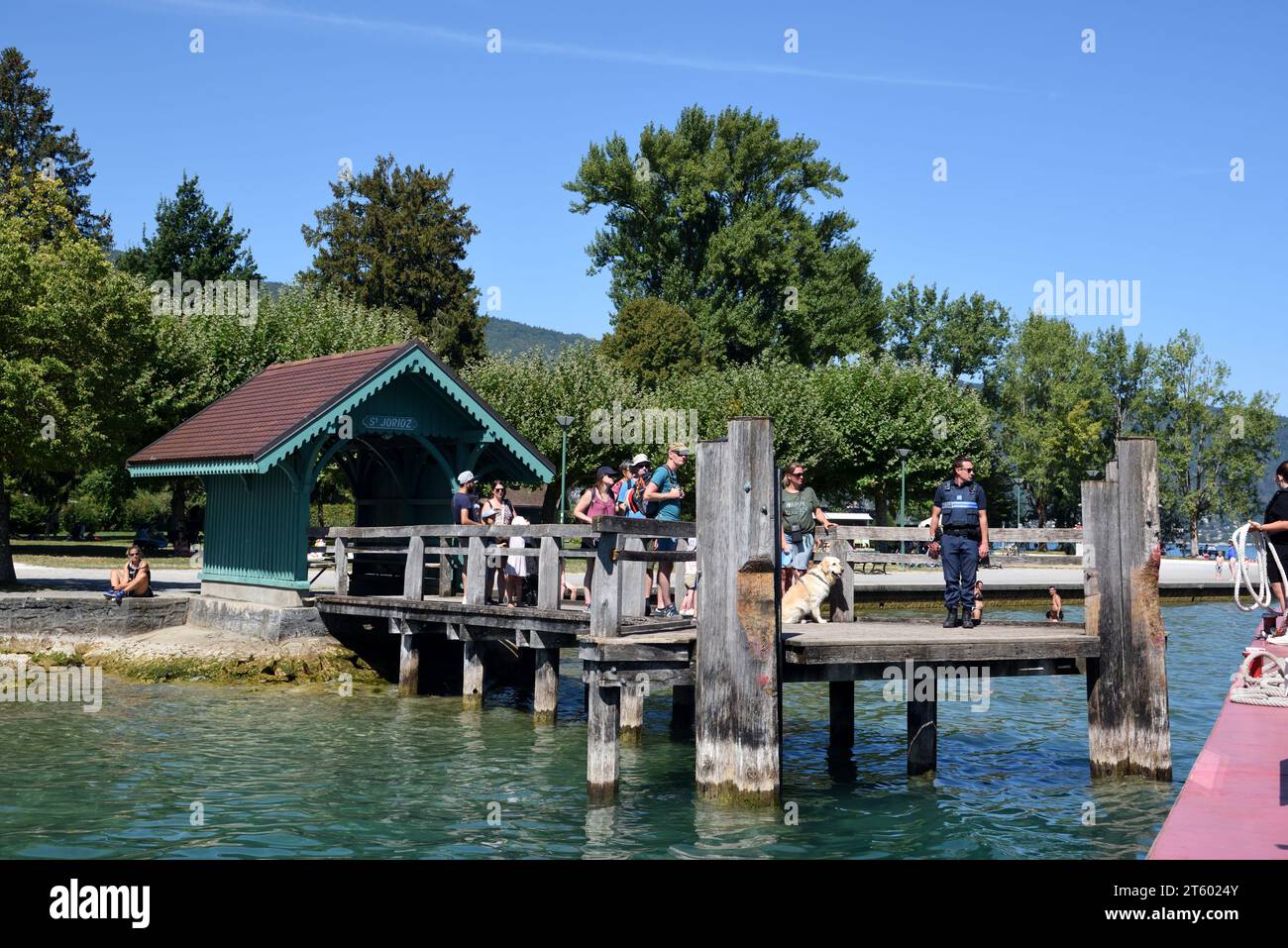 Touristen und Holzbootsteg oder Pier, gebaut auf Holzpfählen, Säulen oder Pilotis in Saint-Jorioz am Lac d'Annecy oder Annecy Lake Haute-Savoie Frankreich Stockfoto