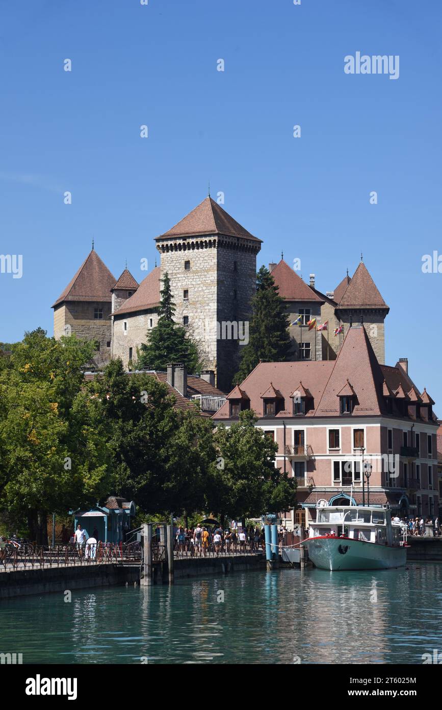 Schloss Annecy oder Château d'Annecy (12.-16.) und Quai de la Tournette vom See Annecy oder Lac d'Annecy Haute-Savoie Frankreich Stockfoto