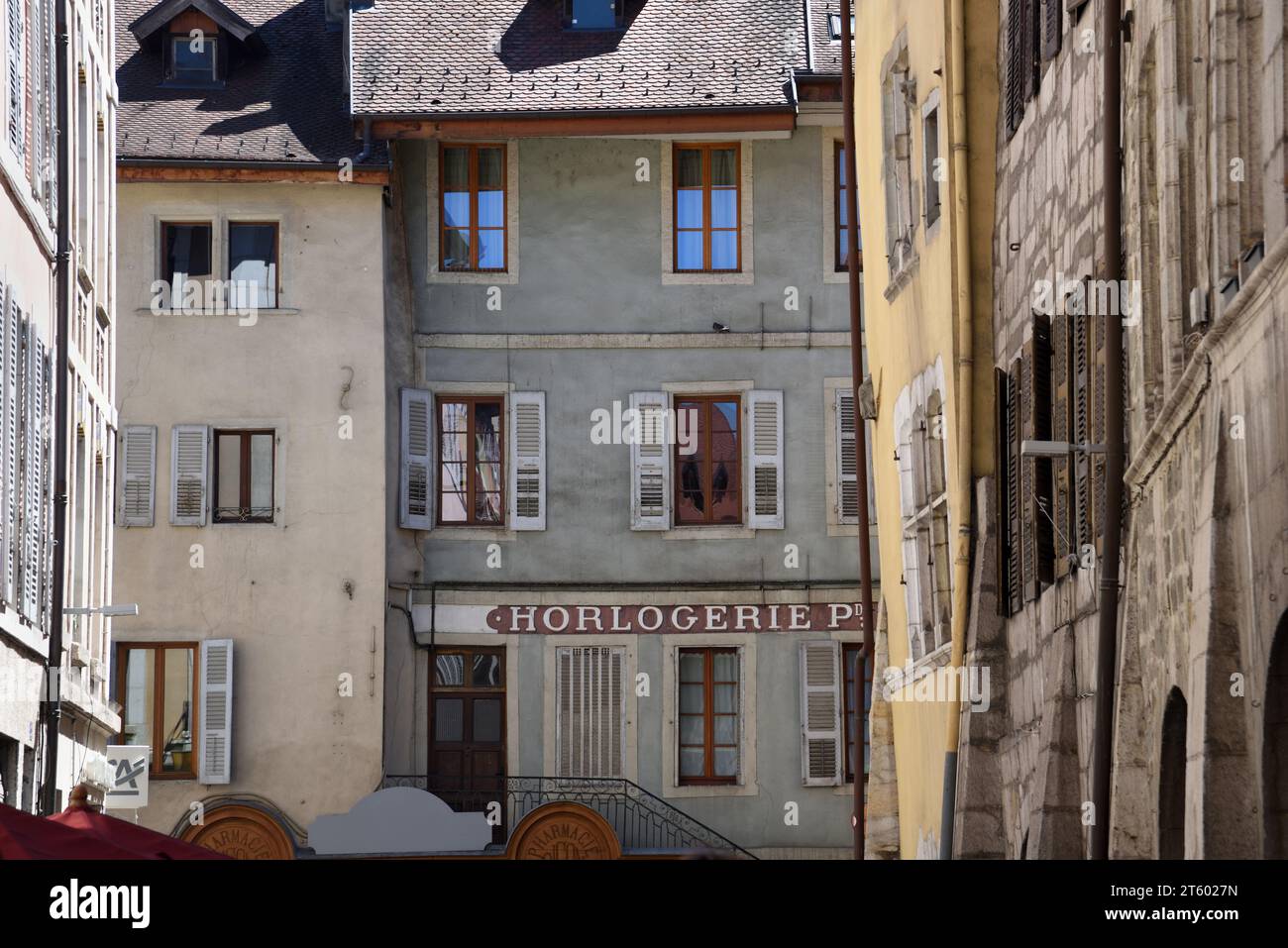 Alte bemalte Fassaden einschließlich Horlogerie und alte Gebäude in der Altstadt oder im historischen Viertel Annecy Haute Savoie Frankreich Stockfoto