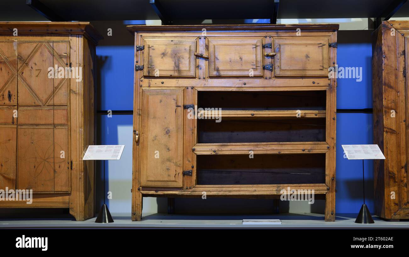 Savoyard-Möbel, einschließlich Kommode aus dem 18. Jahrhundert im Museum von Annecy Castle Annecy Haute Savoie Frankreich Stockfoto