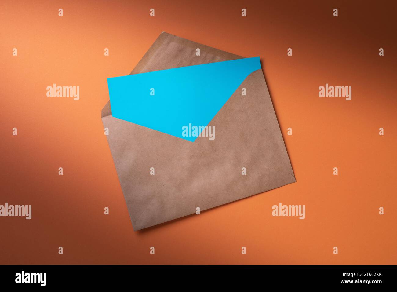 Umschlag mit einem leeren Blatt auf farbigem Hintergrund, Draufsicht Stockfoto