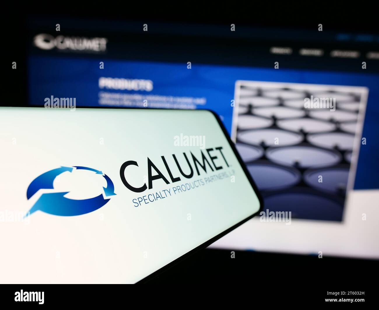 Mobiltelefon mit Logo des amerikanischen Unternehmens Calumet Specialty Products Partners LP vor der Website. Fokussieren Sie sich auf die linke Mitte des Telefondisplays. Stockfoto