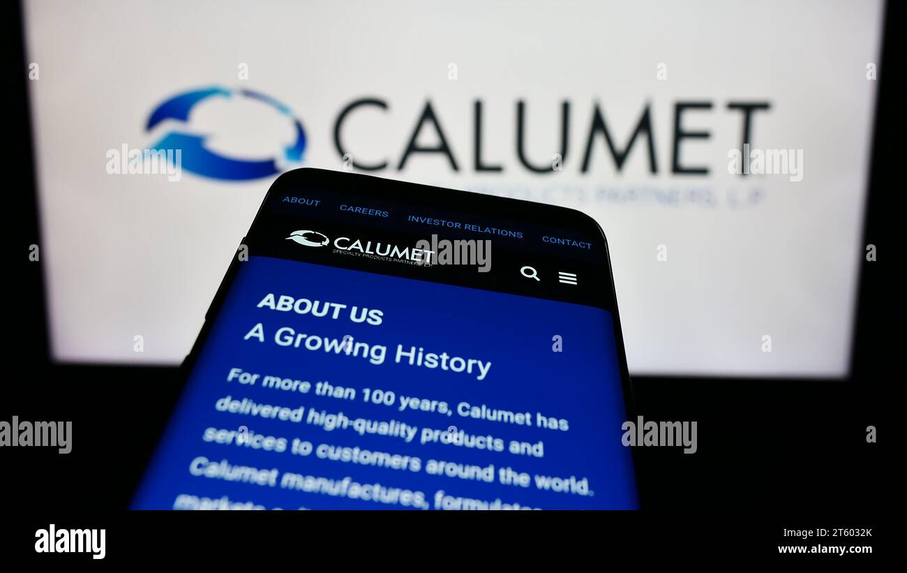 Smartphone mit Website des US-amerikanischen Unternehmens Calumet Specialty Products Partners LP vor dem Geschäftslogo. Fokussieren Sie sich oben links auf der Telefonanzeige. Stockfoto