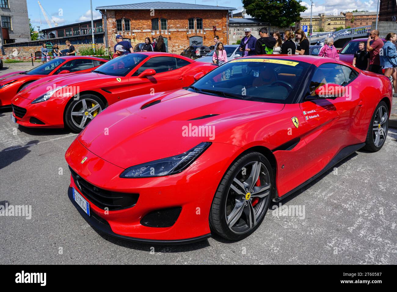 Liepaja, Lettland, 20. Juli 2023: Europäische Ferrari-Autobesitzer-Veranstaltung und öffentliche Automobilausstellung, Ferrari Portofino F164 im Vordergrund Stockfoto