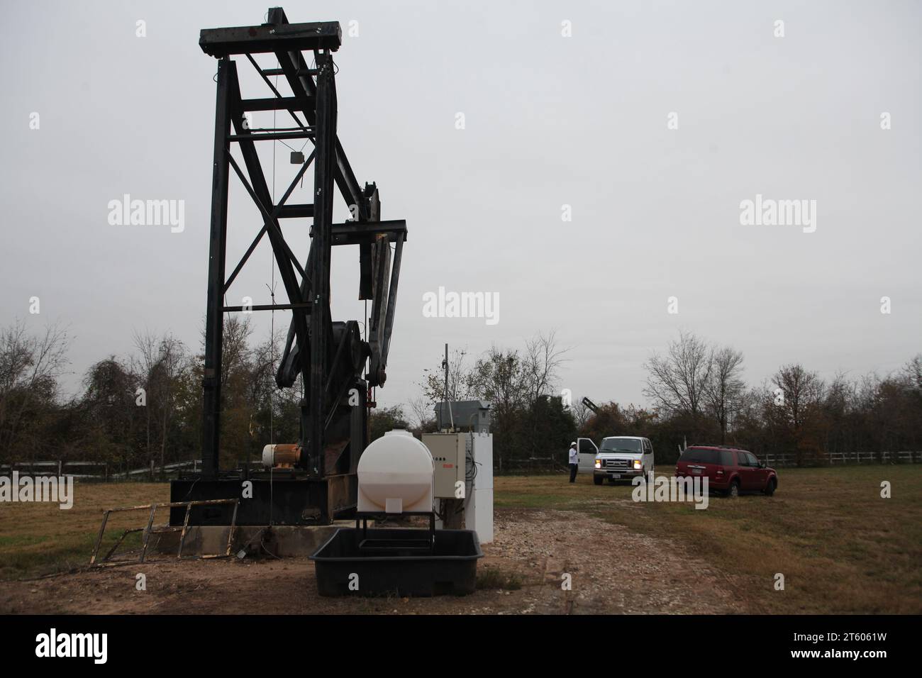 Ölpumpe, derrik am Stadtrand von Houston Dezember 2014 während der Spitze des Shale Oil Booms, wenn die Bohrungen auf jedem Bauernhof oder Krankenhaus beginnen konnten Stockfoto