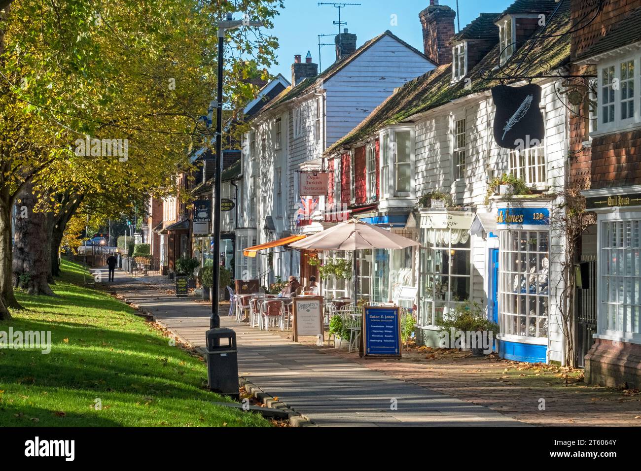 Tenterden High Street, breiter Bürgersteig mit Geschäften und Cafés, an einem sonnigen Herbsttag, Kent, Großbritannien Stockfoto