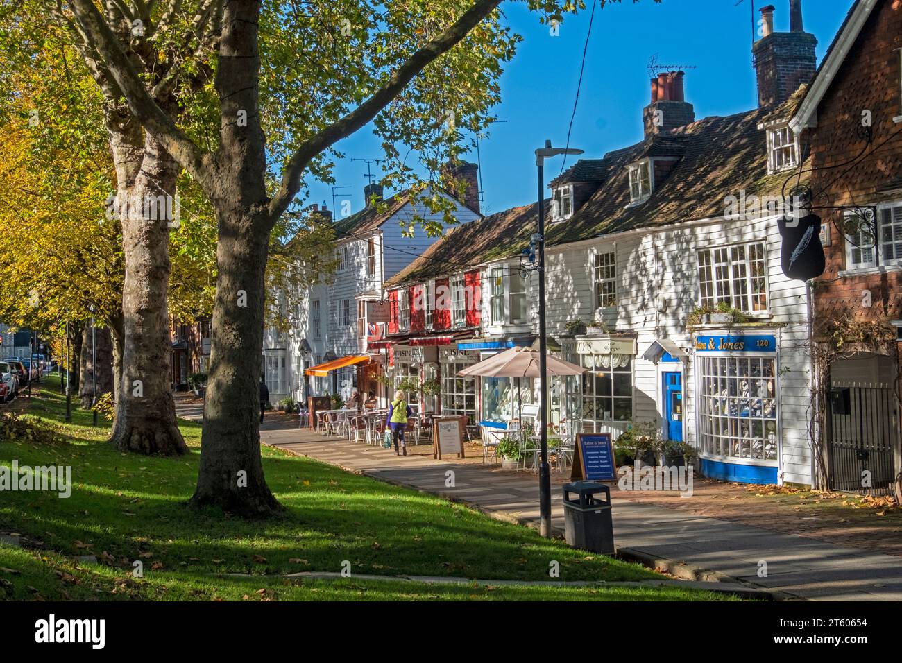 Tenterden High Street, breiter Bürgersteig mit Geschäften und Cafés, an einem sonnigen Herbsttag, Kent, Großbritannien Stockfoto