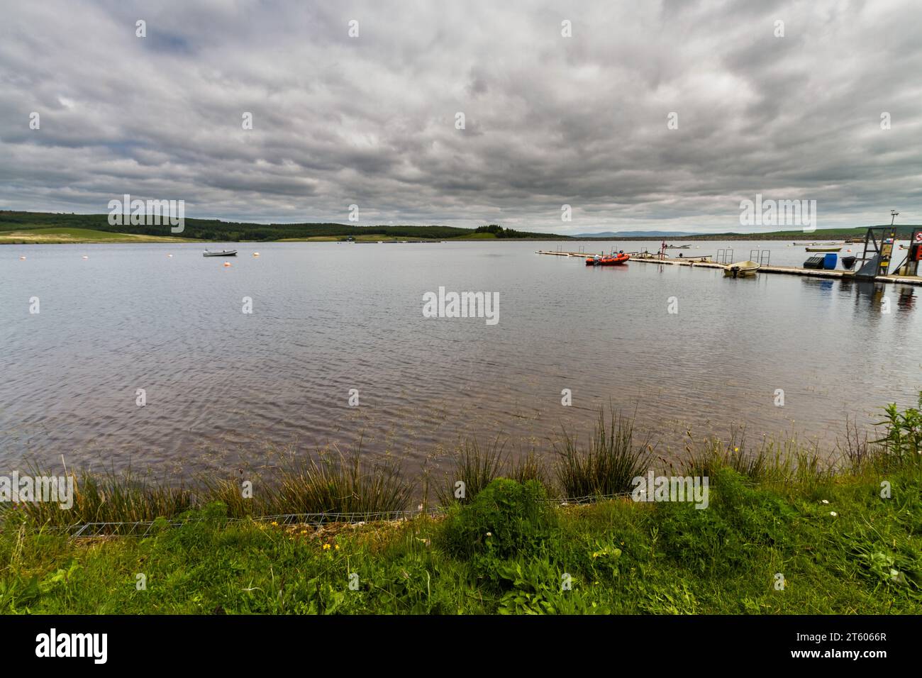 Boote auf See oder Reservoir. Llyn Brenig Visitor Centre, Cerrigydrudion, Conwy, Snowdonia oder Eryri National Park, Nordwales, Großbritannien, Landschaft. Stockfoto