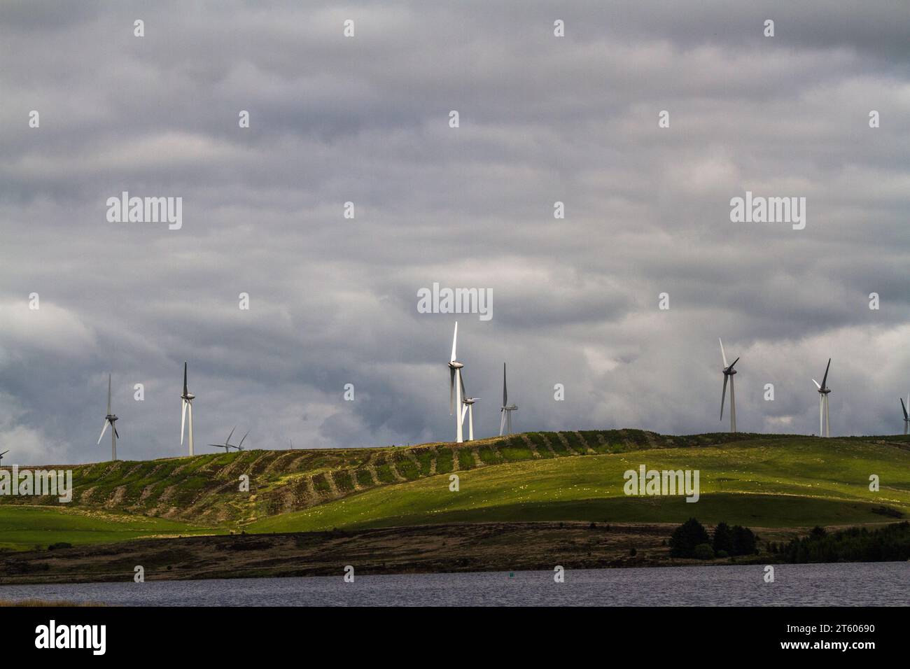 Windturbinen auf britischen Moorgebieten, mit bewölktem Himmel als Copyspace, Weitwinkel. Stockfoto