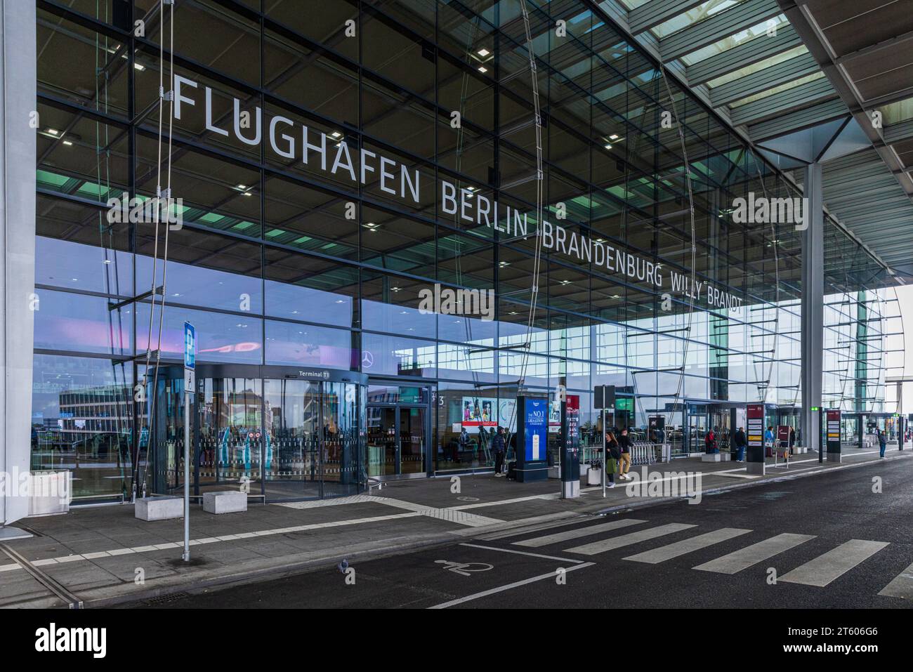 BERLIN, DEUTSCHLAND - 6. NOVEMBER 2023: Außenansicht von Terminal 1 Berlin Brandenburg International Airport BER Stockfoto