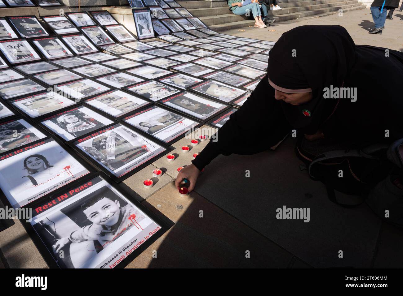 London, Großbritannien. 7. November 2023. Eltern und Kleinkinder von „Eltern für Palästina“ treffen sich vor dem Haus von Portcullis und zeigen Babykleidung, die die Kinder von Gaza und die Gefahren symbolisieren, denen sie während der andauernden Belagerung und Bombardierung durch Israel ausgesetzt sind. Fotos von jungen Opfern wurden auch bei der Veranstaltung ausgestellt, die zeitgleich mit der Eröffnung des britischen Parlaments stattfand. Die Eltern fordern vom britischen Parlament einen sofortigen Waffenstillstand und ein Ende der Waffenverkäufe an Israel. Quelle: Ron Fassbender/Alamy Live News Stockfoto