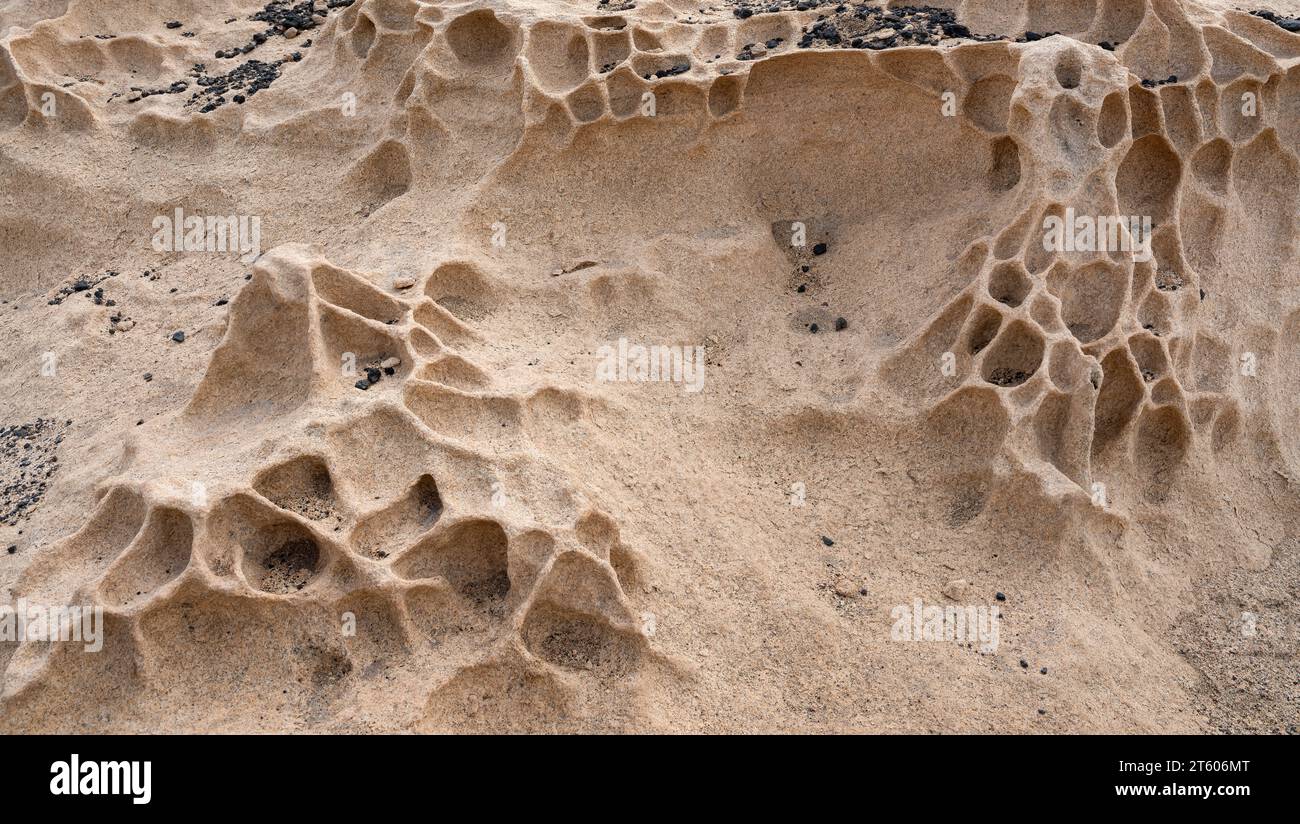 Erodierter Sandstein mit abstrakter Struktur - Nahaufnahme auf Fuerteventura Stockfoto