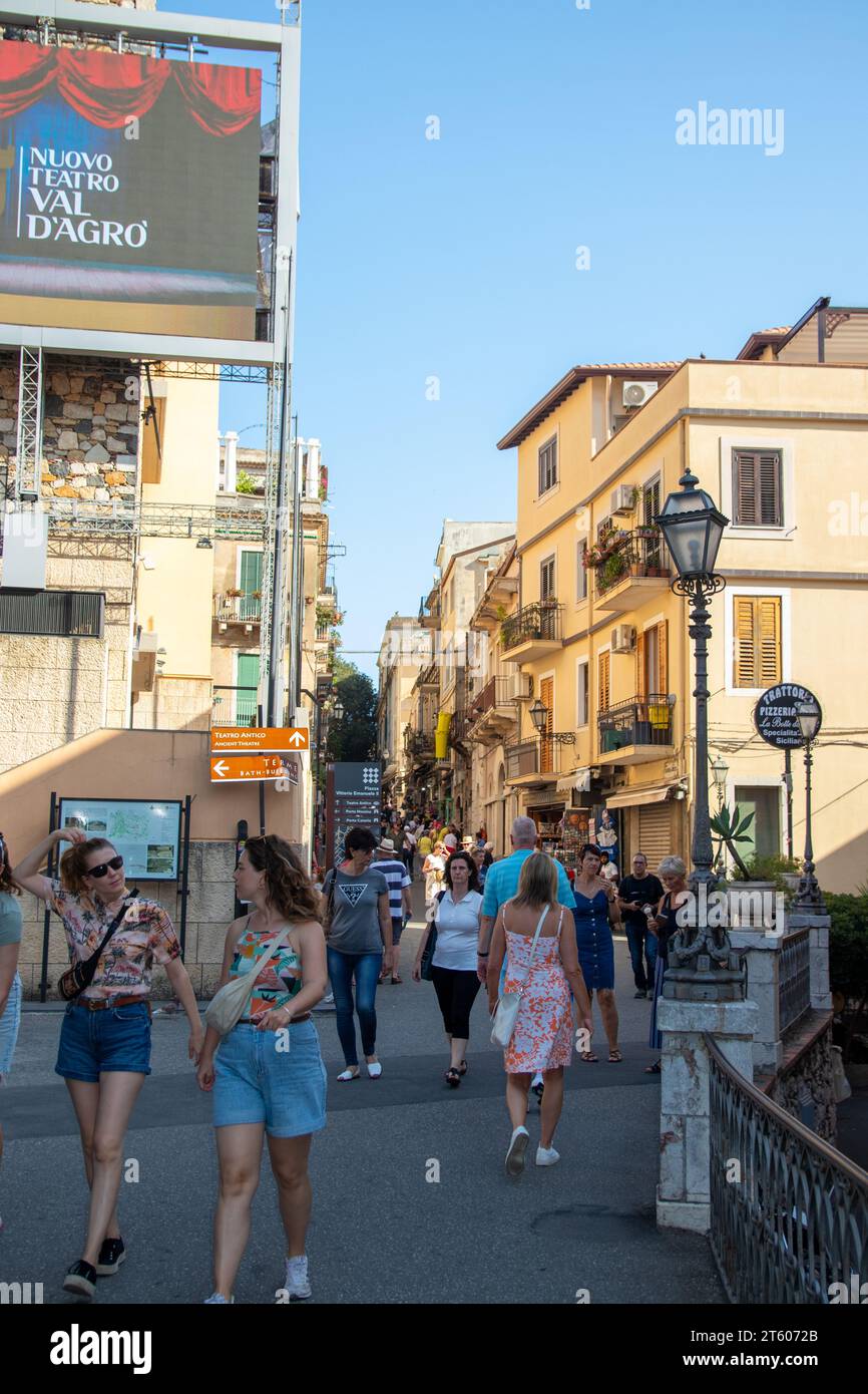 Sizilien, Taormina, Italien - 28. September 2023. Touristen in der Via Teatro Greco, die direkt zum antiken Theater von Taormina führt. Blick auf die Stadt, fac Stockfoto