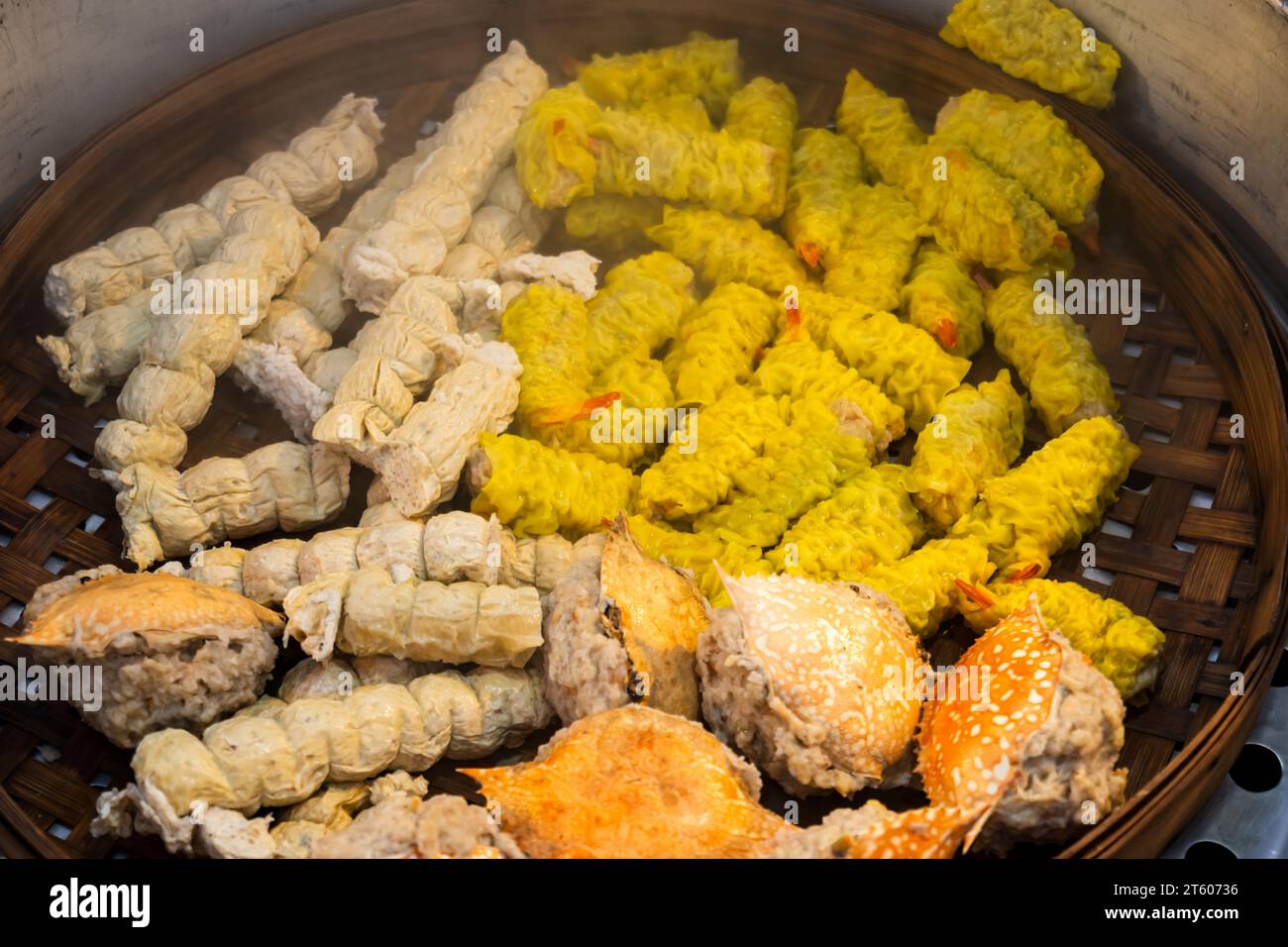 Gedämpfte Teigtaschen in vielen Geschmacksrichtungen, köstliches thailändisches chinesisches Street Food. Stockfoto