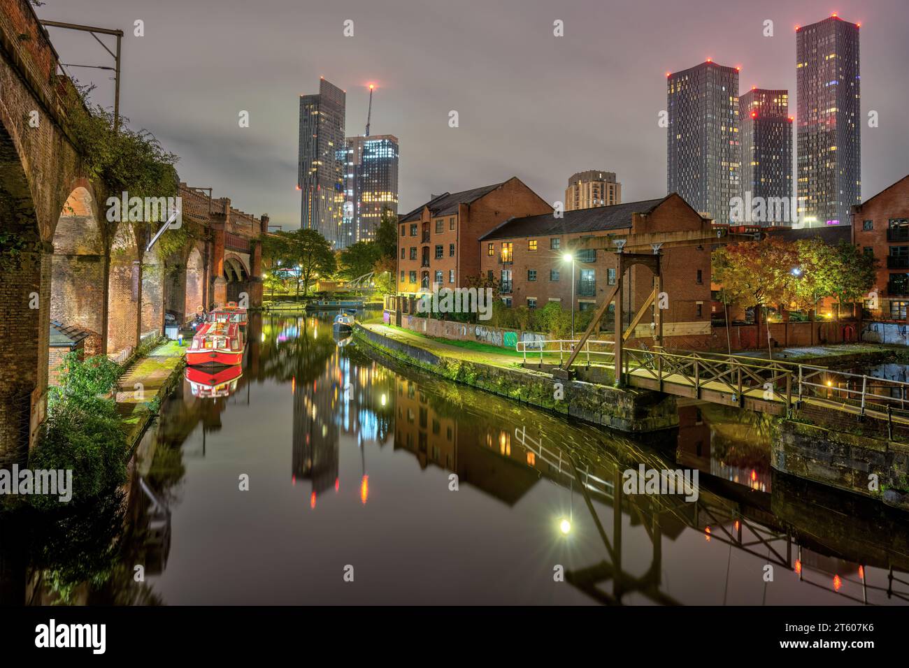 Die Gegend um Castlefield in Manchester, Großbritannien, bei Nacht Stockfoto