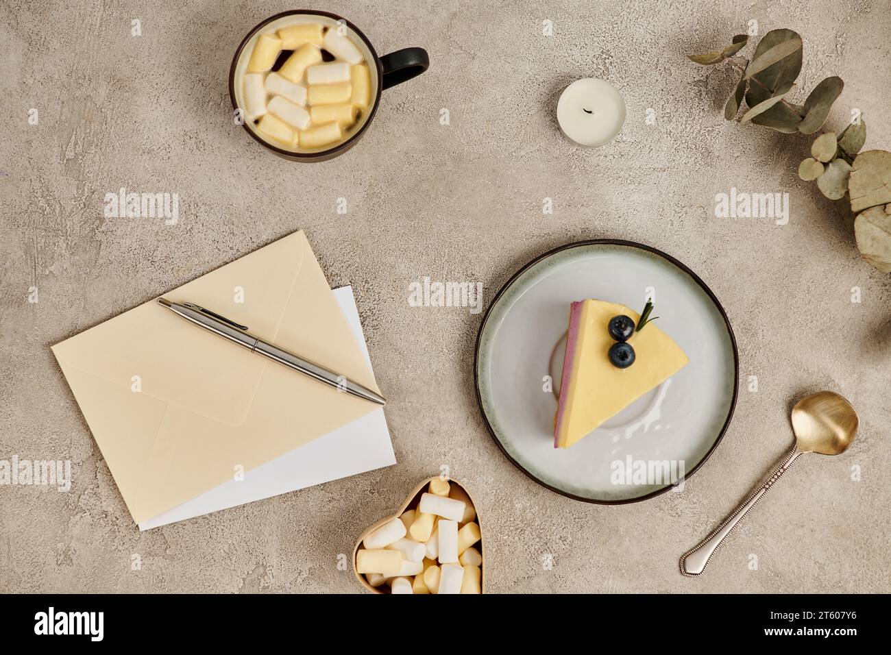 Briefumschläge und Stifte in der Nähe von Weihnachtspudding und heißer Schokolade mit Marshmallows, festlichen Vibes Stockfoto