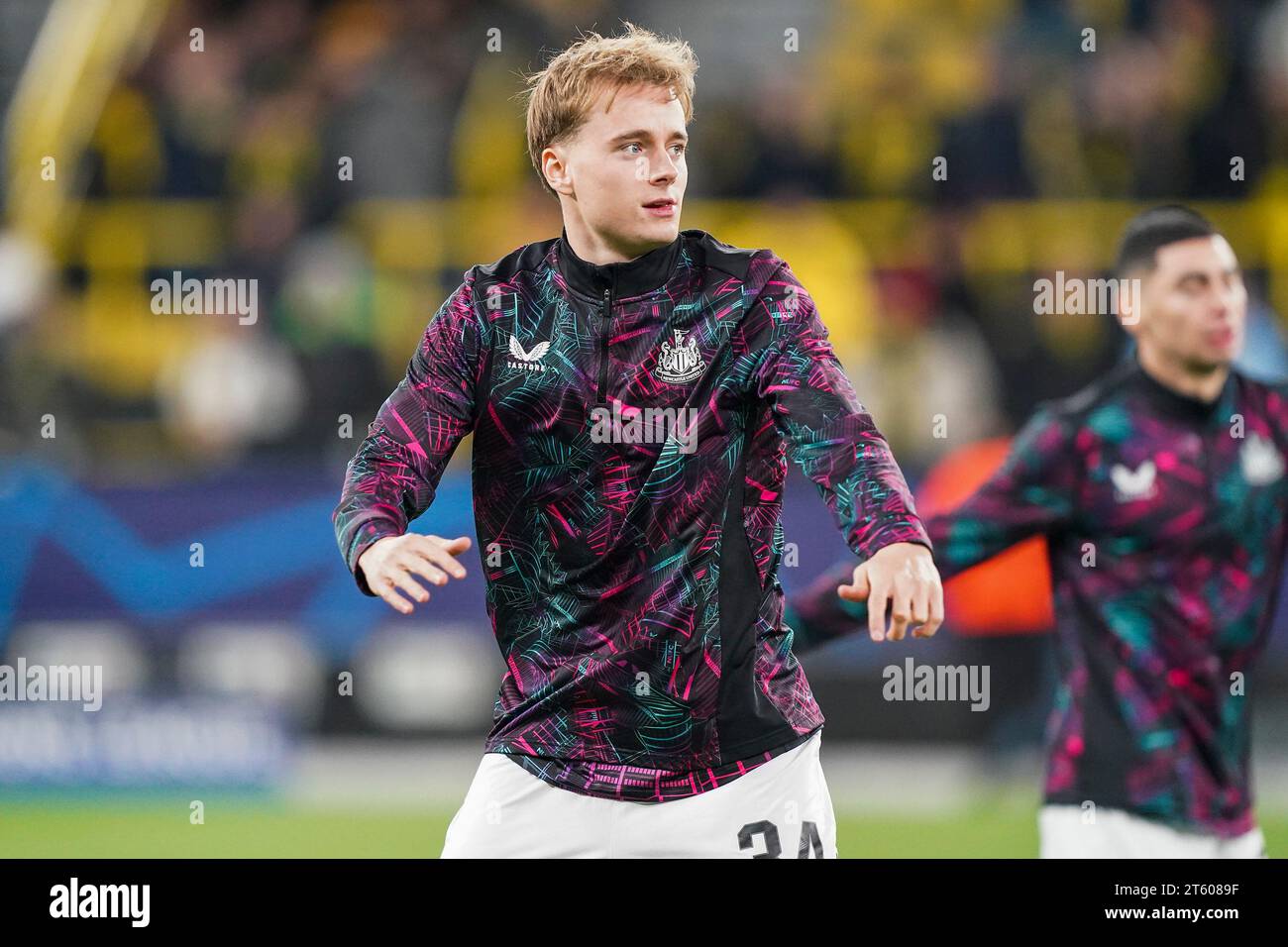 Dortmund, Deutschland. November 2023. Newcastle United Mittelfeldspieler Lucas de Bolle (34) wärmt sich am 7. November 2023 während des Gruppenfinale-Spiels Borussia Dortmund FC gegen Newcastle United FC UEFA Champions League Runde 1 im BVB Stadion in Dortmund auf. Credit: Every Second Media/Alamy Live News Stockfoto