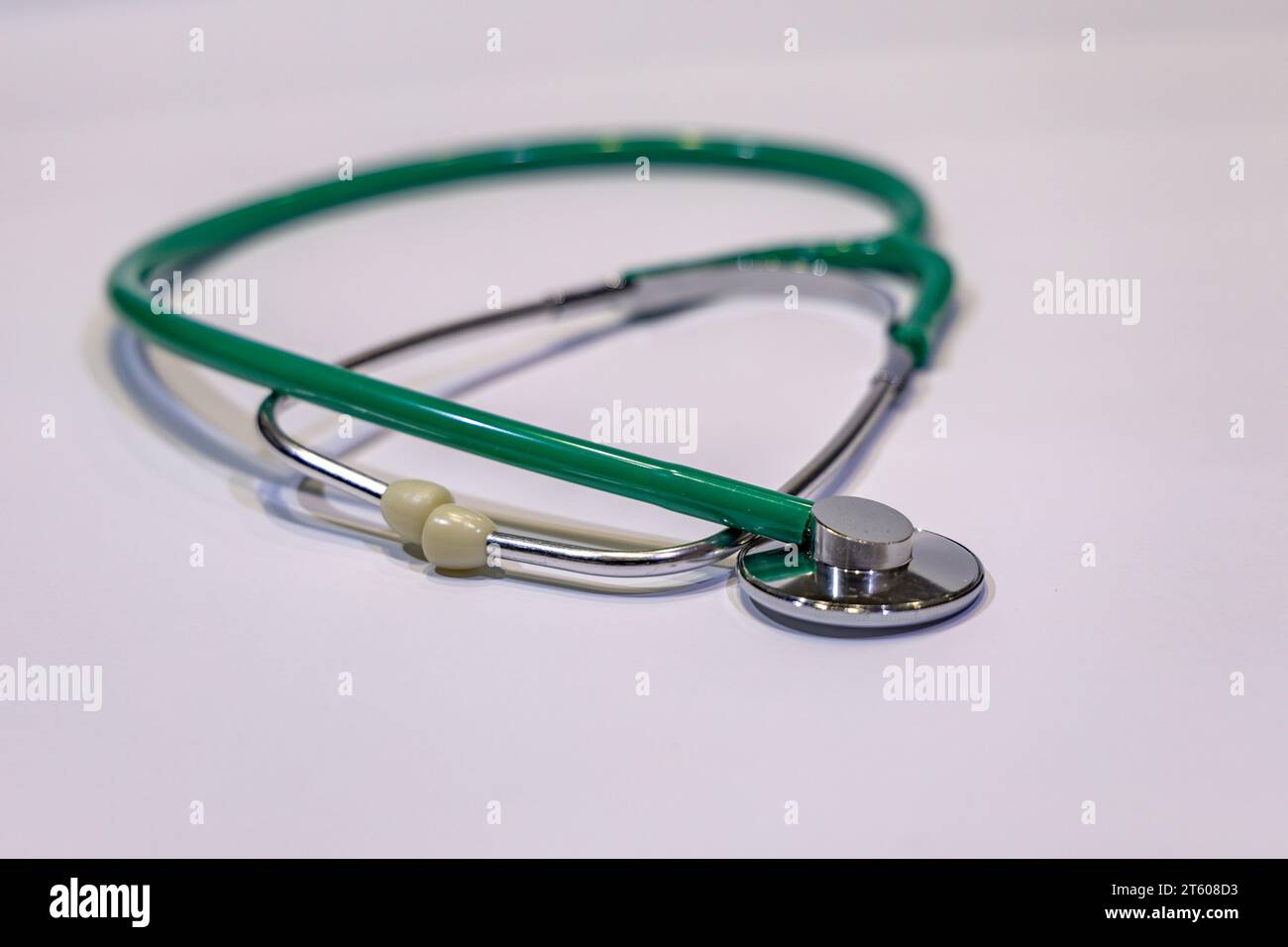 Untersuchung mit einem Stethoskop-grünen medizinischen Stethoskop auf dem Kindertisch Stockfoto