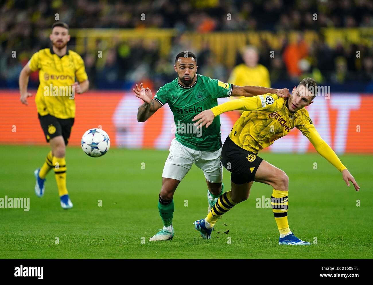 Callum Wilson (Mitte) von Newcastle United und Nico Schlotterbeck von Borussia Dortmund (rechts) kämpfen um den Ball während des Spiels der UEFA Champions League Gruppe F im Signal Iduna Park. Bilddatum: Dienstag, 7. November 2023. Stockfoto