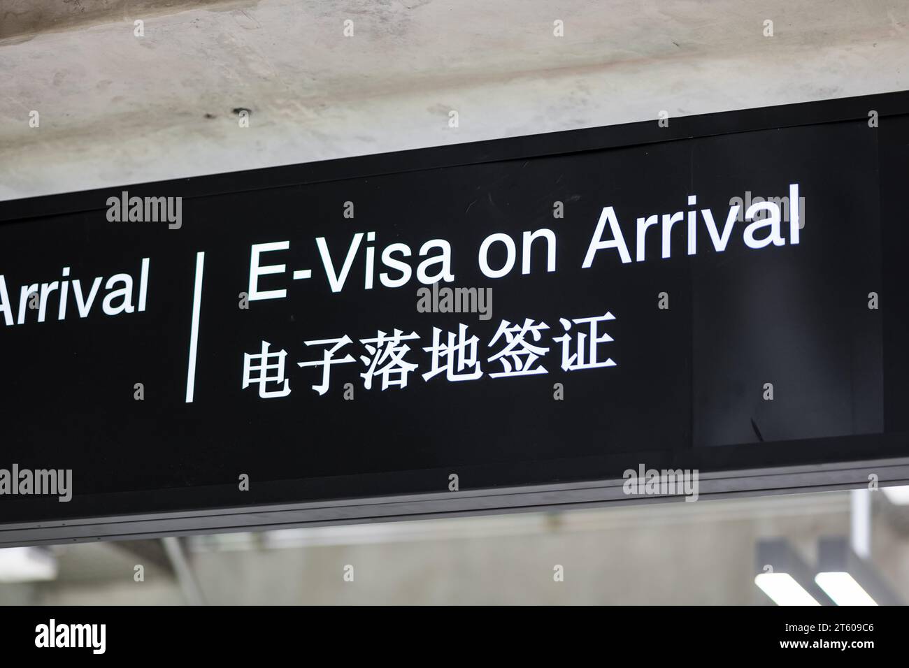 Elektronisches Visum bei der Ankunft Beschilderung am Flughafen für Touristen. Visumunterschrift auf Englisch und Chinesisch am Flughafen Stockfoto