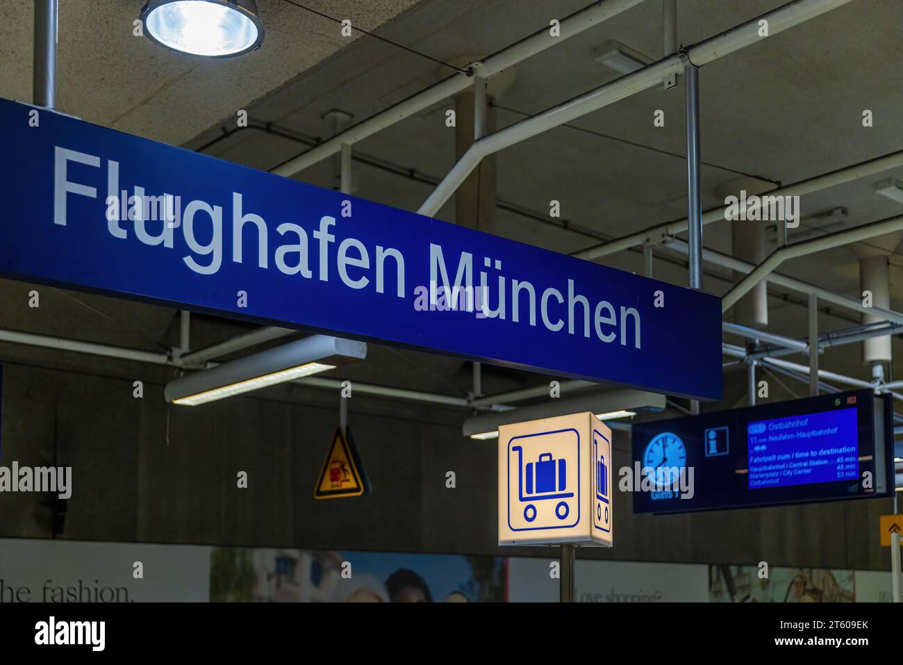 MÜNCHEN, DEUTSCHLAND - 9. OKTOBER 2023: S-Bahn-Station am Münchner Flughafen MUC in Deutschland. Stockfoto