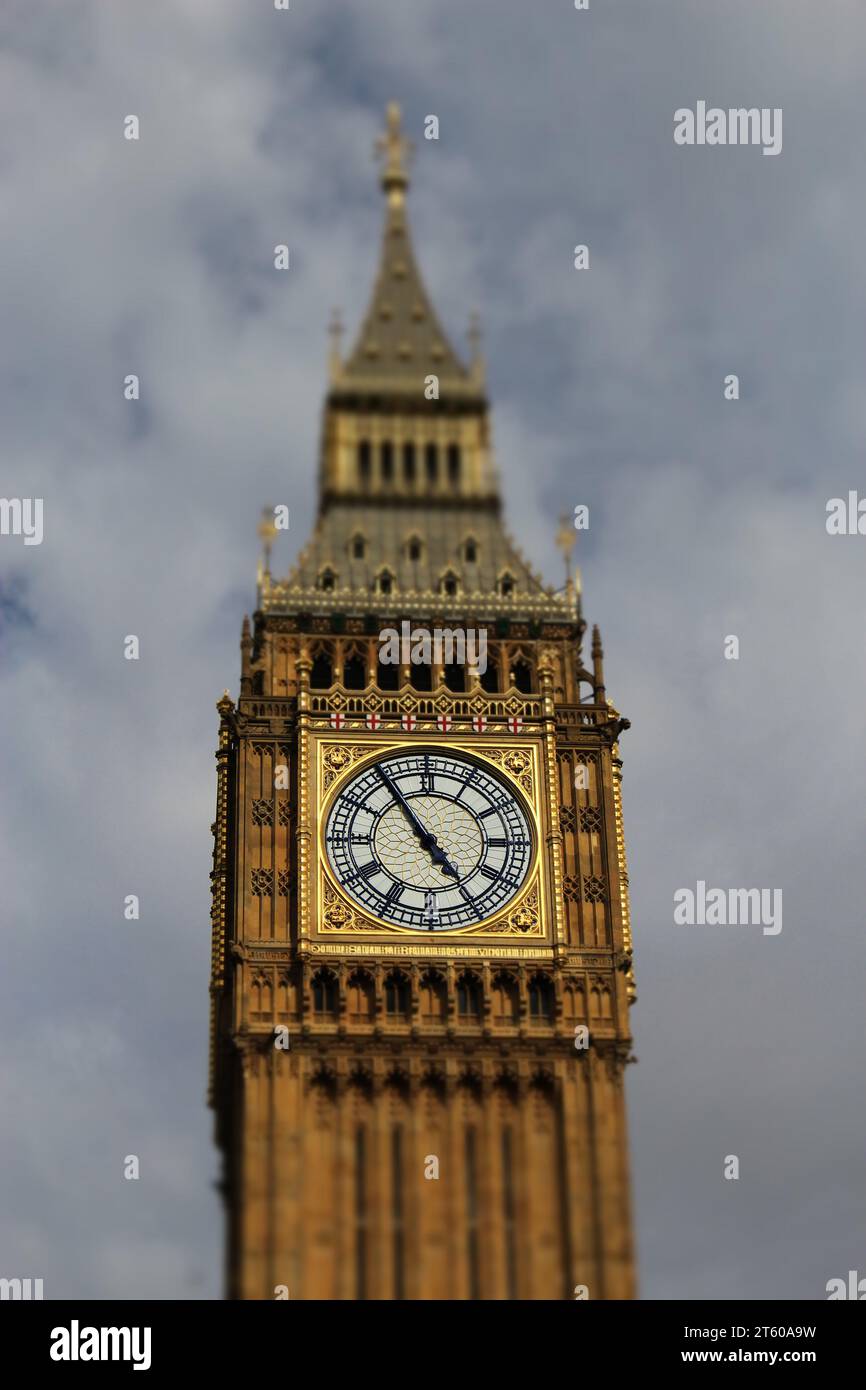 Der Elizabeth Tower an einem sonnigen Tag mit einem kleinen Hauch weißer Wolke. Idealer Westminster Hintergrund, britischer Bildschirmschoner, Houses of Parliament, Big Ben Stockfoto