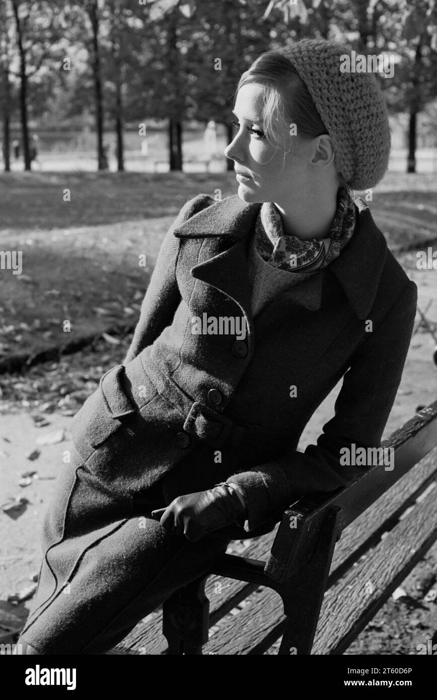 1960er Jahre, Damenmodell auf Bank, Garten Jardin des Tuileries, Paris, Frankreich, Europa, Stockfoto