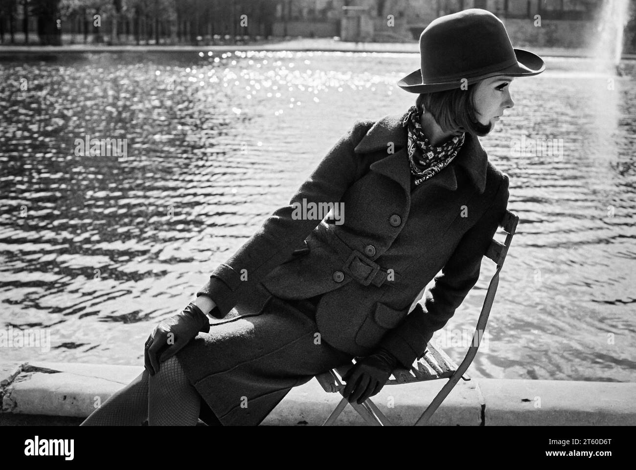 1960er Jahre, Damenmodemodell mit Hut auf Stuhl, Garten Jardin des Tuileries, Paris, Frankreich, Europa, Stockfoto