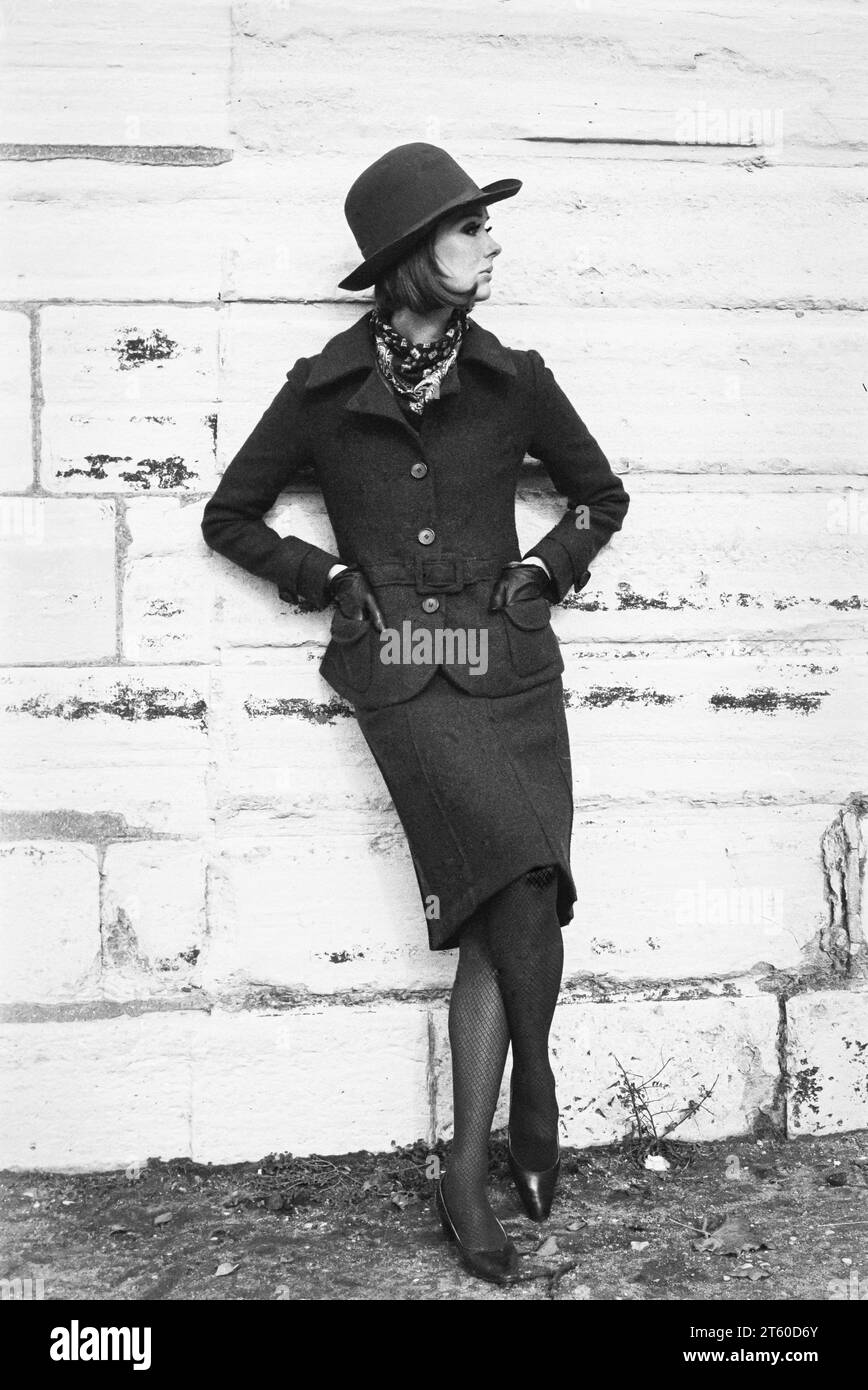 1960er Jahre, Damenmodemodell mit Hut an der Wand, Paris, Frankreich, Europa, Stockfoto