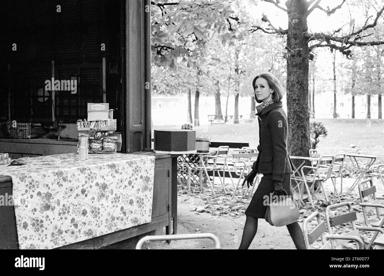 1960er Jahre, Modefrau, die zum Kiosk für Speisen und Getränke geht, Jardin des Tuileries Garten, Paris, Frankreich, Europa, Stockfoto