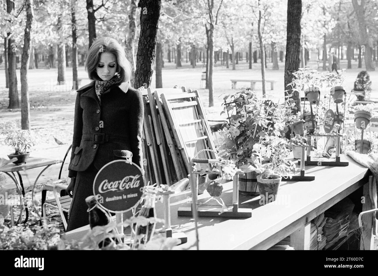 1960er Jahre, Modemodell für Frauen am Kiosk, Garten Jardin des Tuileries, Paris, Frankreich, Europa, Stockfoto