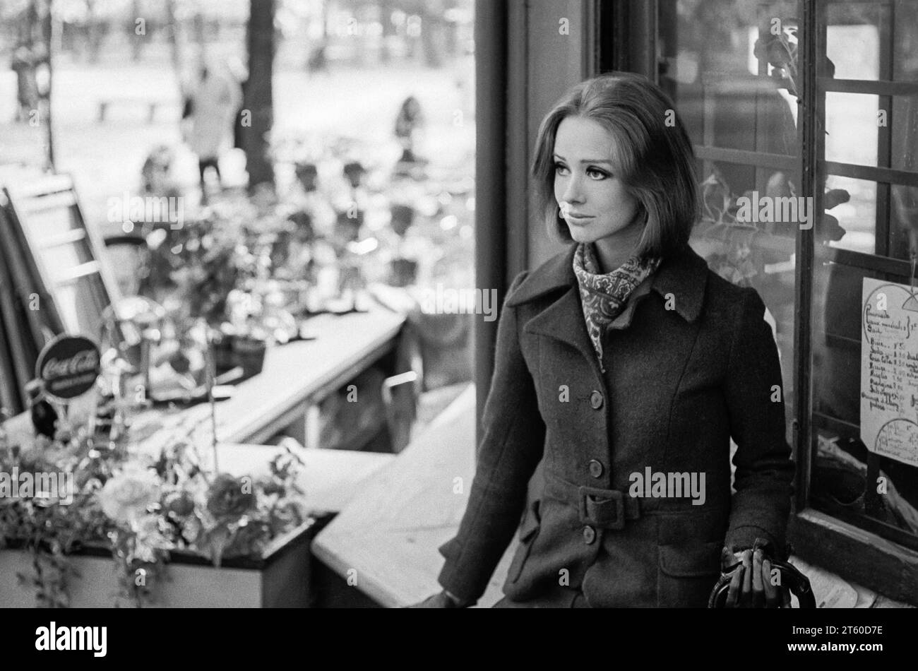 1960er Jahre, Porträt des Models der Frau am Kiosk, Blick weg, Garten Jardin des Tuileries, Paris, Frankreich, Europa, Stockfoto