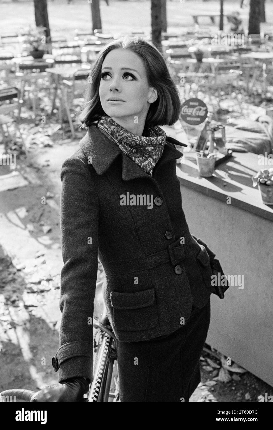 1960er Jahre, Porträt des Models der Frau, nach oben schauen, Garten Jardin des Tuileries, Paris, Frankreich, Europa, Stockfoto