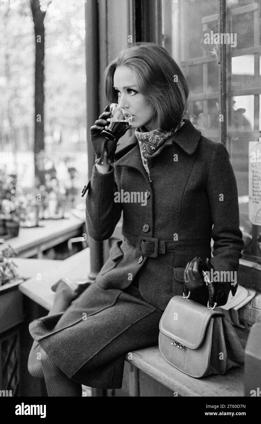 1960er Jahre, ein Model trinkt ein Glas Wein, sitzt am Kiosk, Jardin des Tuileries Garten, Paris, Frankreich, Europa, Stockfoto
