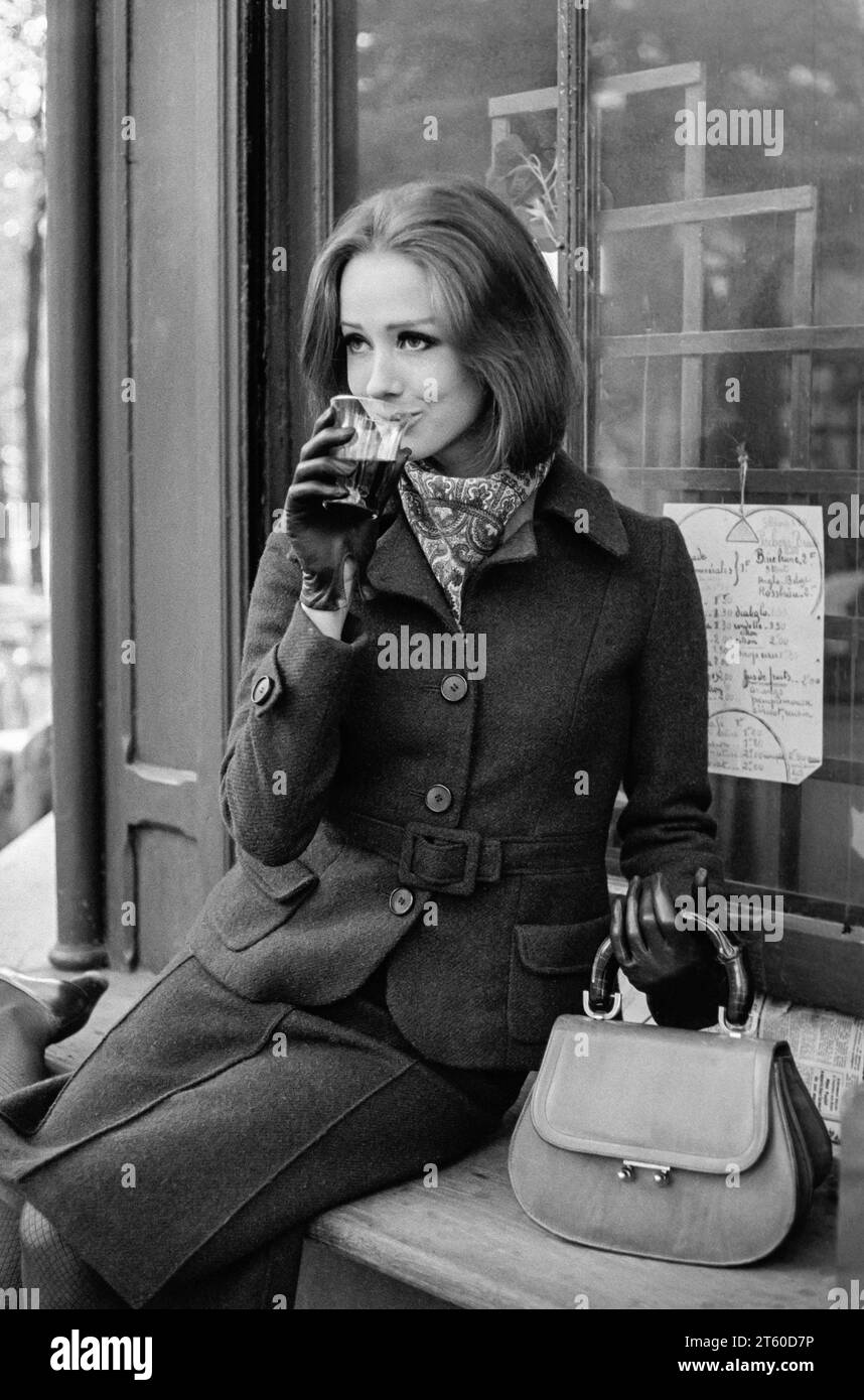 1960er Jahre, ein Model trinkt ein Glas Wein, sitzt am Kiosk, Jardin des Tuileries Garten, Paris, Frankreich, Europa, Stockfoto