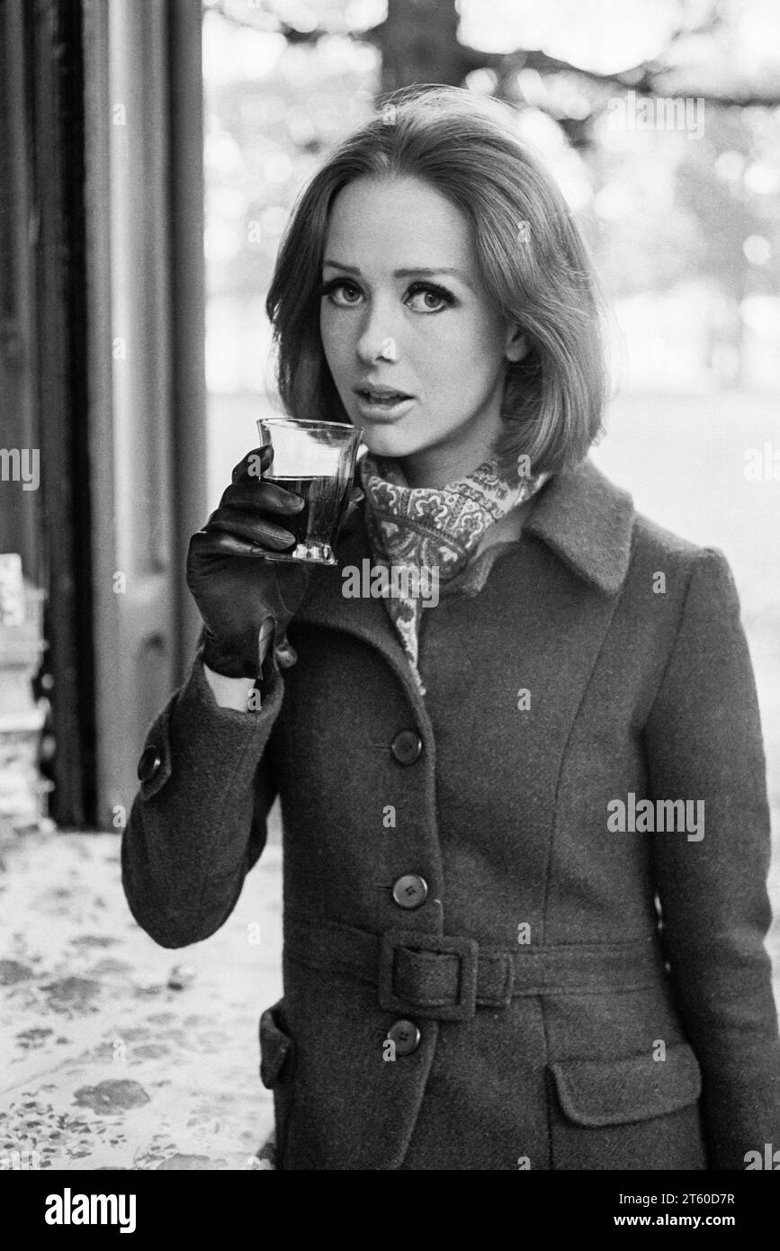1960er Jahre, Porträt eines weiblichen Models, trinken ein Glas Wein, Garten Jardin des Tuileries, Paris, Frankreich, Europa, Stockfoto