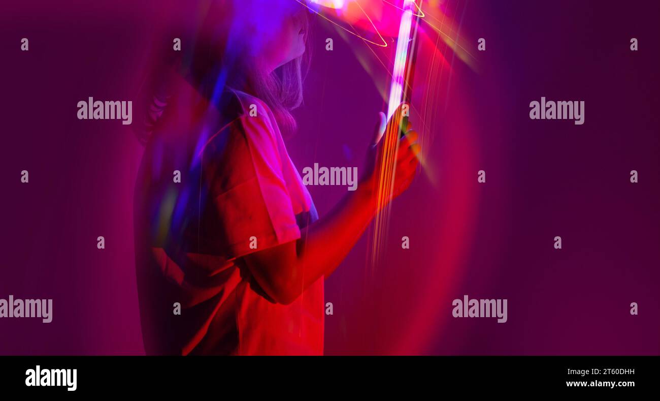 Bedienung einer virtuellen Schnittstelle auf einem virtuellen Touchscreen. Konzept der virtuellen Bildschirmverbindung. Stockfoto
