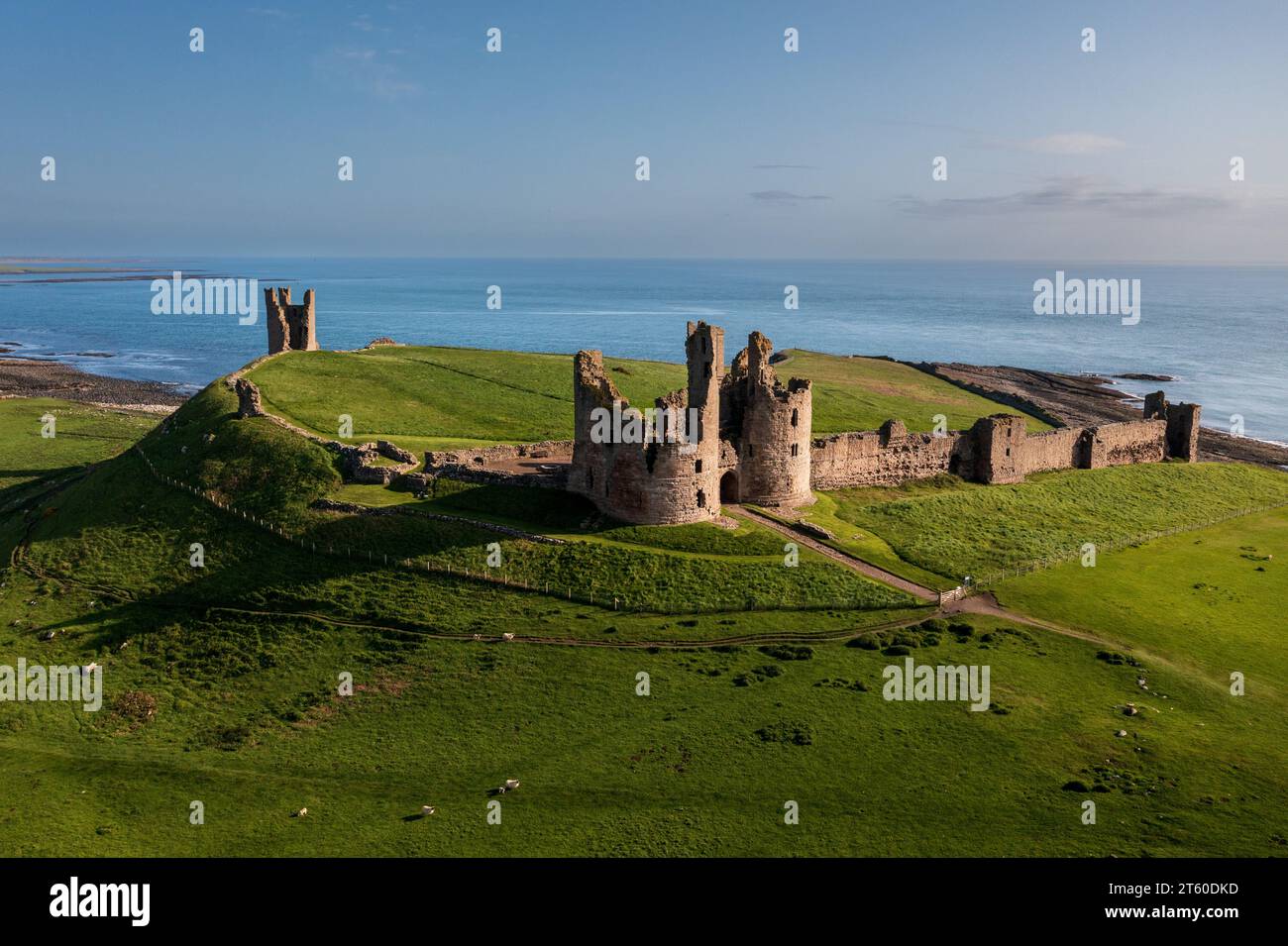 Dunstanburgh Castle an der Nordostküste von Northumberland Stockfoto