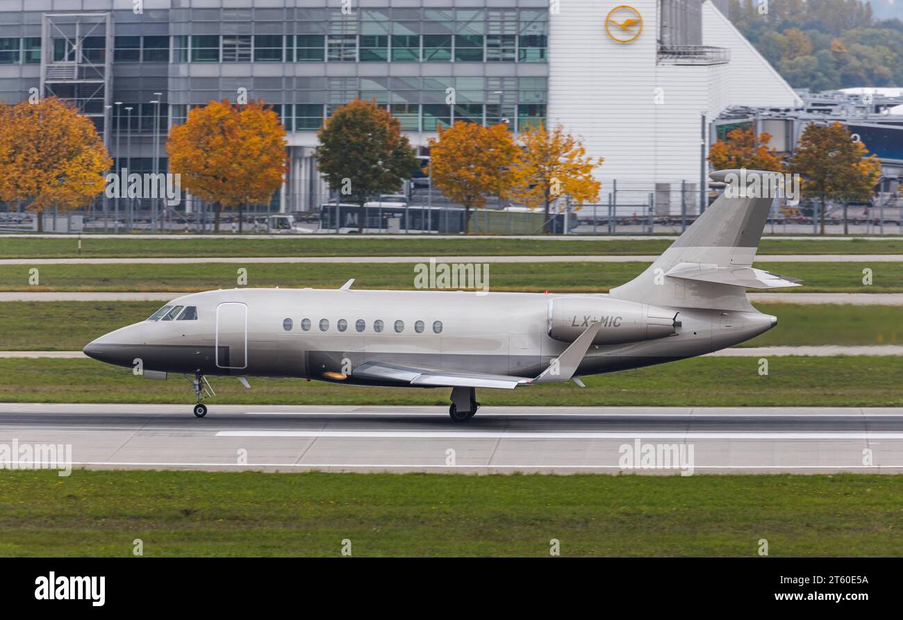 Global Jet Luxembourg ein Dassault Flacon 2000S von Global Jet Loxembourg landet auf der Südbahn des Flughafens München. Immatrikulation LX-MIC. München, Deutschland, 11.10.2022 *** Global Jet Luxembourg Ein Dassault Flacon 2000S von Global Jet Loxembourg landet auf der südlichen Landebahn des Münchner Flughafens Registration LX MIC München, Deutschland, 11 10 2022 Credit: Imago/Alamy Live News Stockfoto