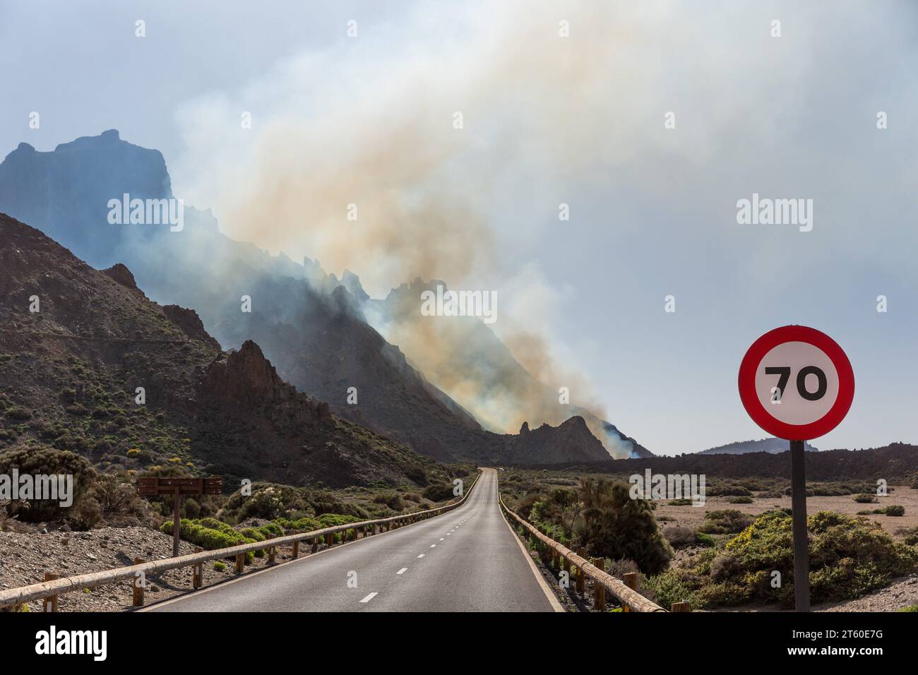 70 km/h Geschwindigkeitsschild vor dem Waldfeuer im Nationalpark Mount Teide, Teneriffa, Kanarische Inseln Stockfoto