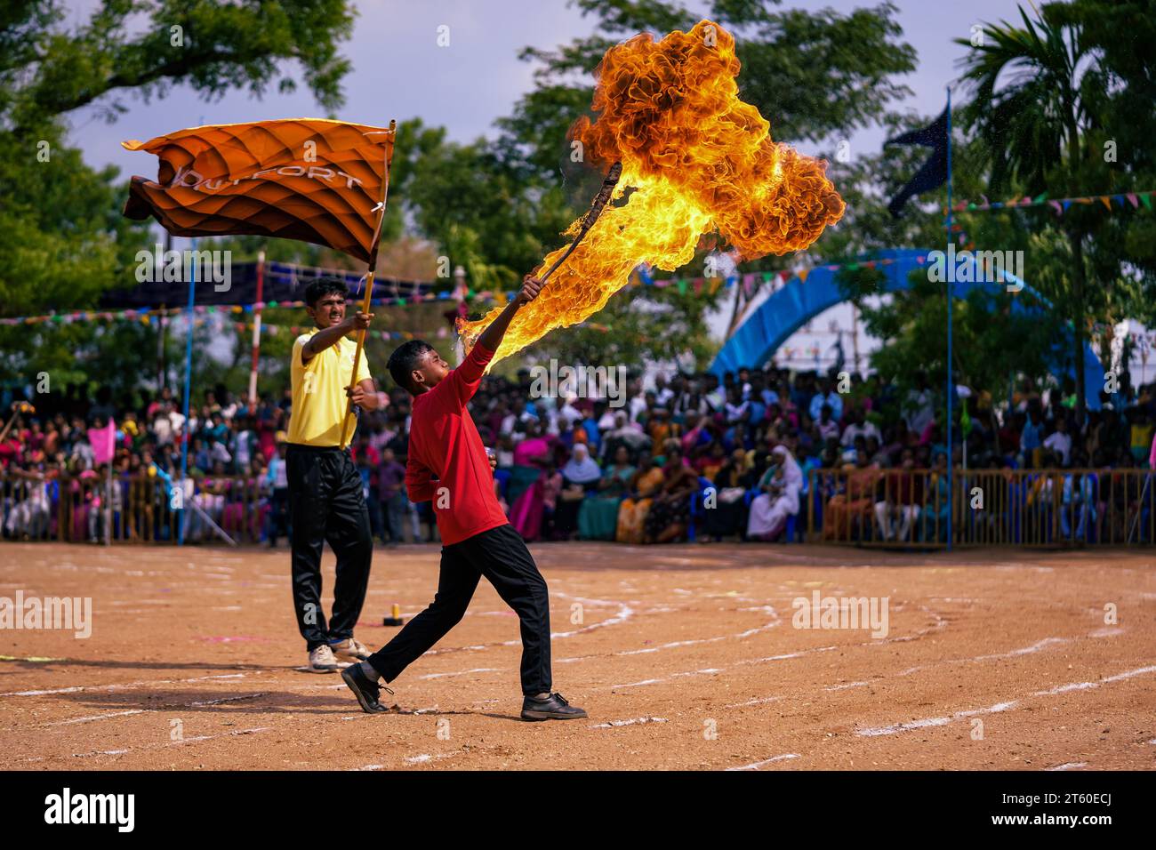 Feuerlöscharbeiten, großes Festprogramm in Kulturschulveranstaltungen Stockfoto