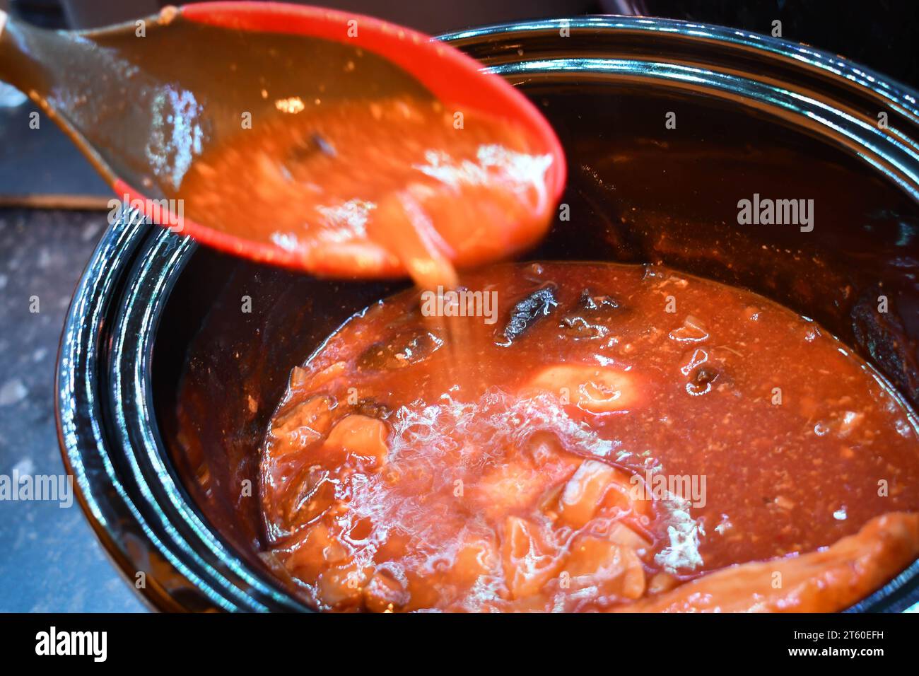 Langsamer Herd mit Hühnchen drin Stockfoto