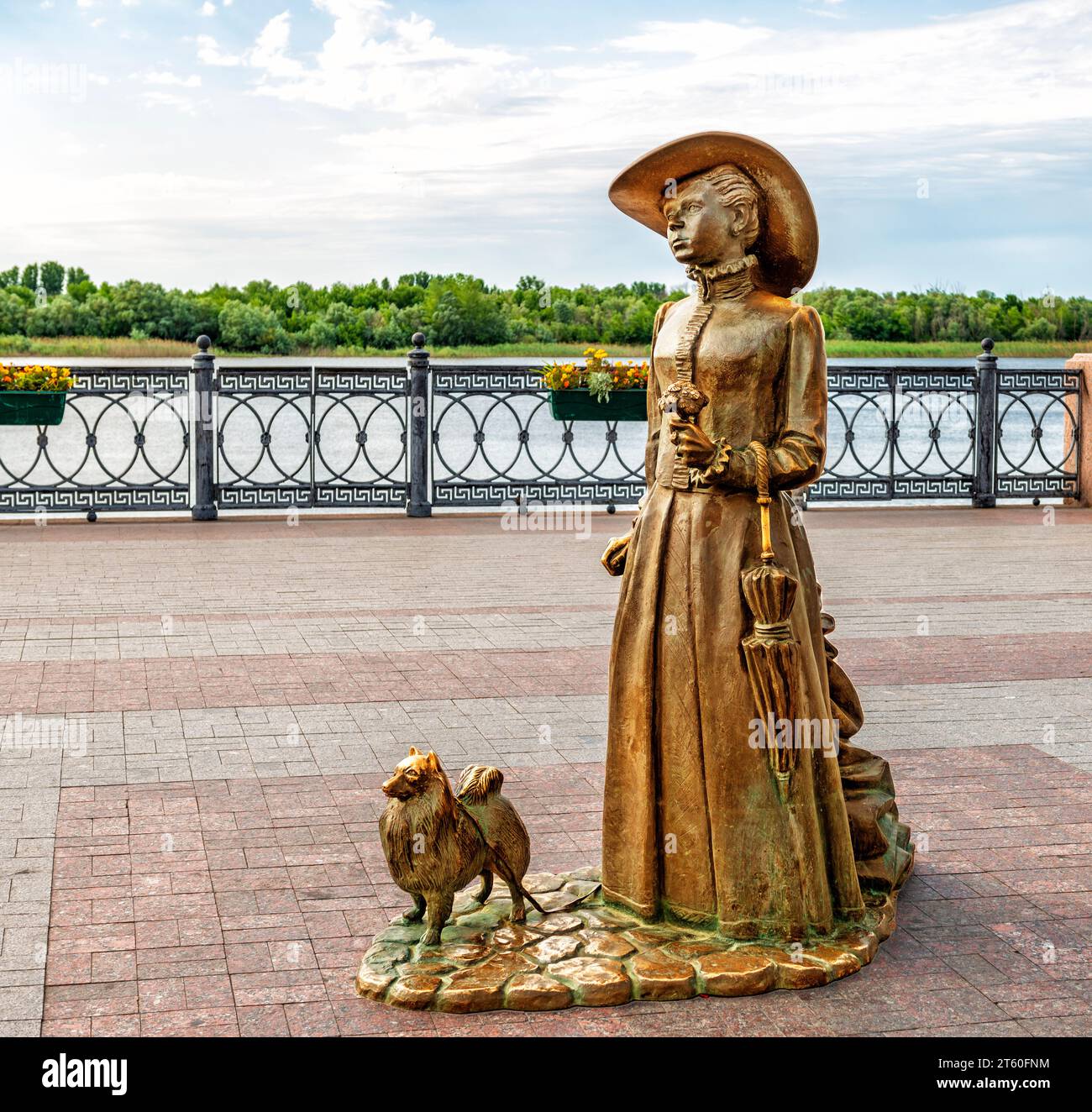 Astrachan Genre Skulptur auf Petrovskaja Damm - Dame mit Hund Stockfoto