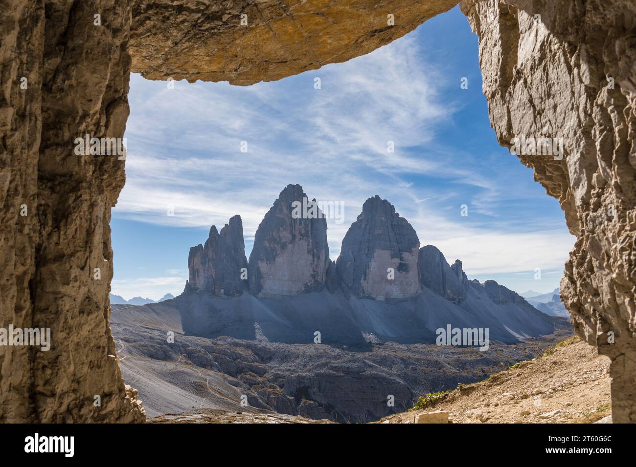 Drei Zinnen von Lavaredo, von einer Höhle aus gesehen, Dolomiten, Südtirol, Italien Stockfoto