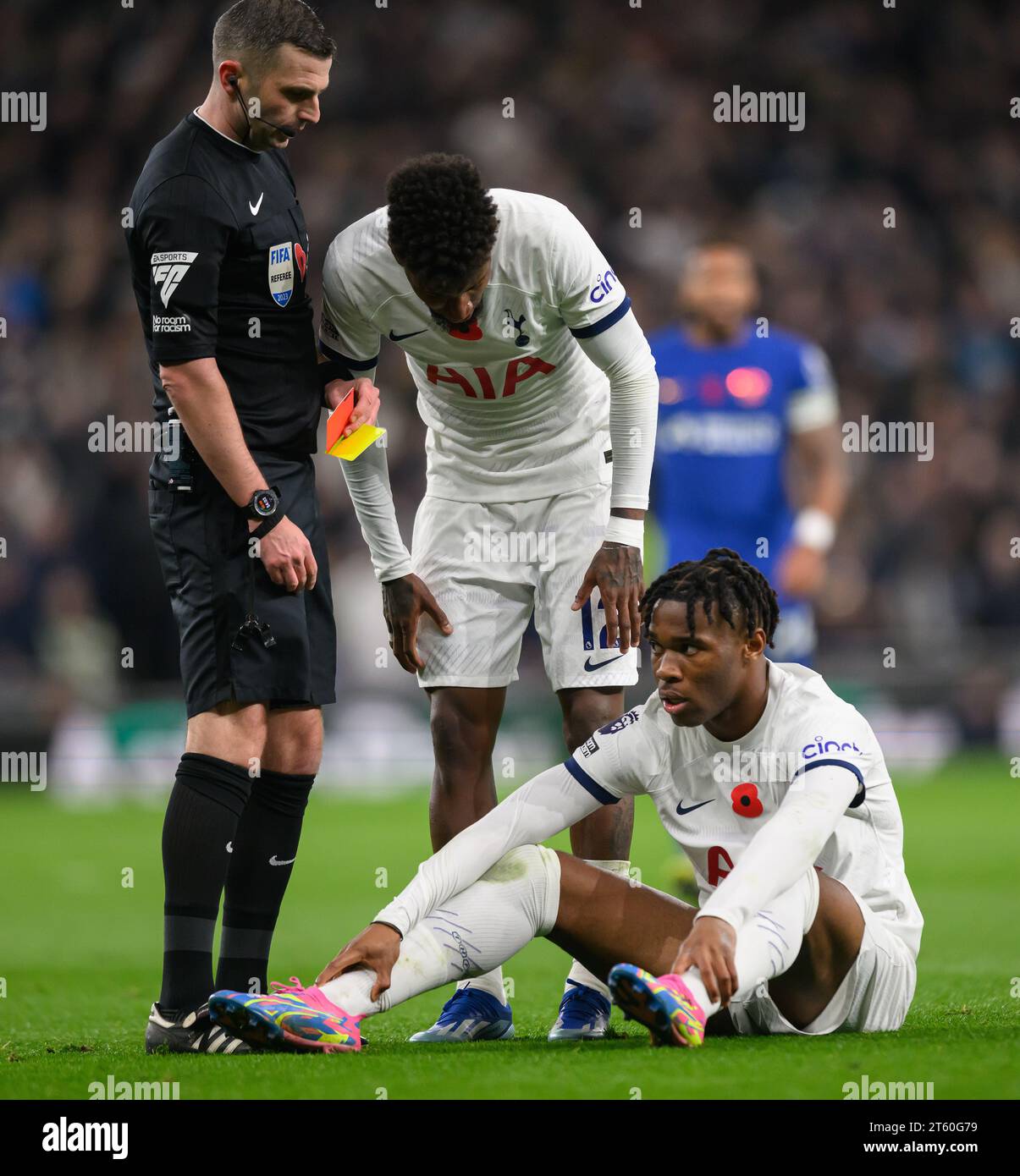 London, Großbritannien. November 2023 - Tottenham Hotspur gegen Chelsea - Premier League - Tottenham Hotspur Stadium. Tottenhams Destiny Udogie bekommt seine zweite gelbe Karte und dann die rote Karte. Bildnachweis: Mark Pain / Alamy Live News Stockfoto