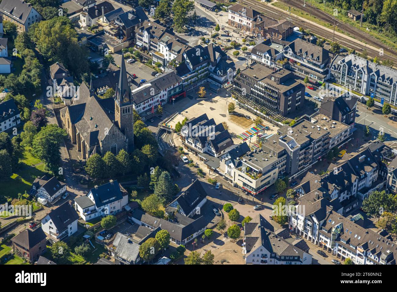 Aus der Vogelperspektive, Marktplatz und St.. Agatha-Kirche, Altenhundem, Lennestadt, Sauerland, Nordrhein-Westfalen, Deutschland, Ort der Anbetung, DE, Europa, C Stockfoto