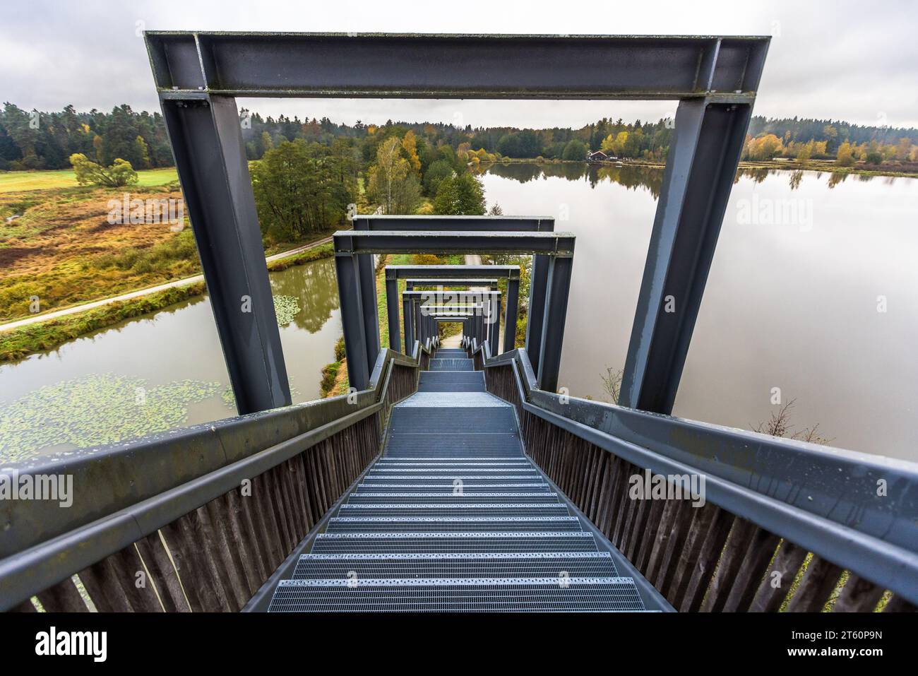 Aussichtsplattform der Himmelleiter in der Waldnaabaue. Die Stahlkonstruktion der Architekten Brückner & Brückner wirkt wie ein Bilderrahmen für die Landschaft. Tirschenreuth, Deutschland Stockfoto